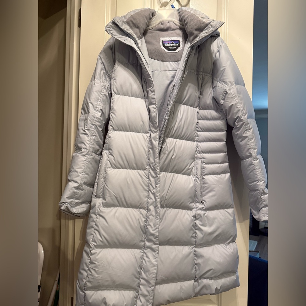 Patagonia Women’s Down Coat. Light gray. Size Large. Excellent condition.
